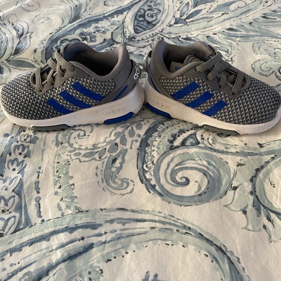 Toddler size 5 Adidas sneakers. Only worn a couple of times! - Picture 4 of 5